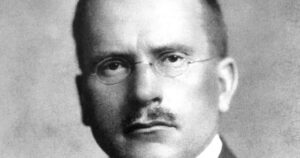 Fotografia em preto e branco de Carl Gustav Jung. Capa do ensaio Por que Jung continua de pe.