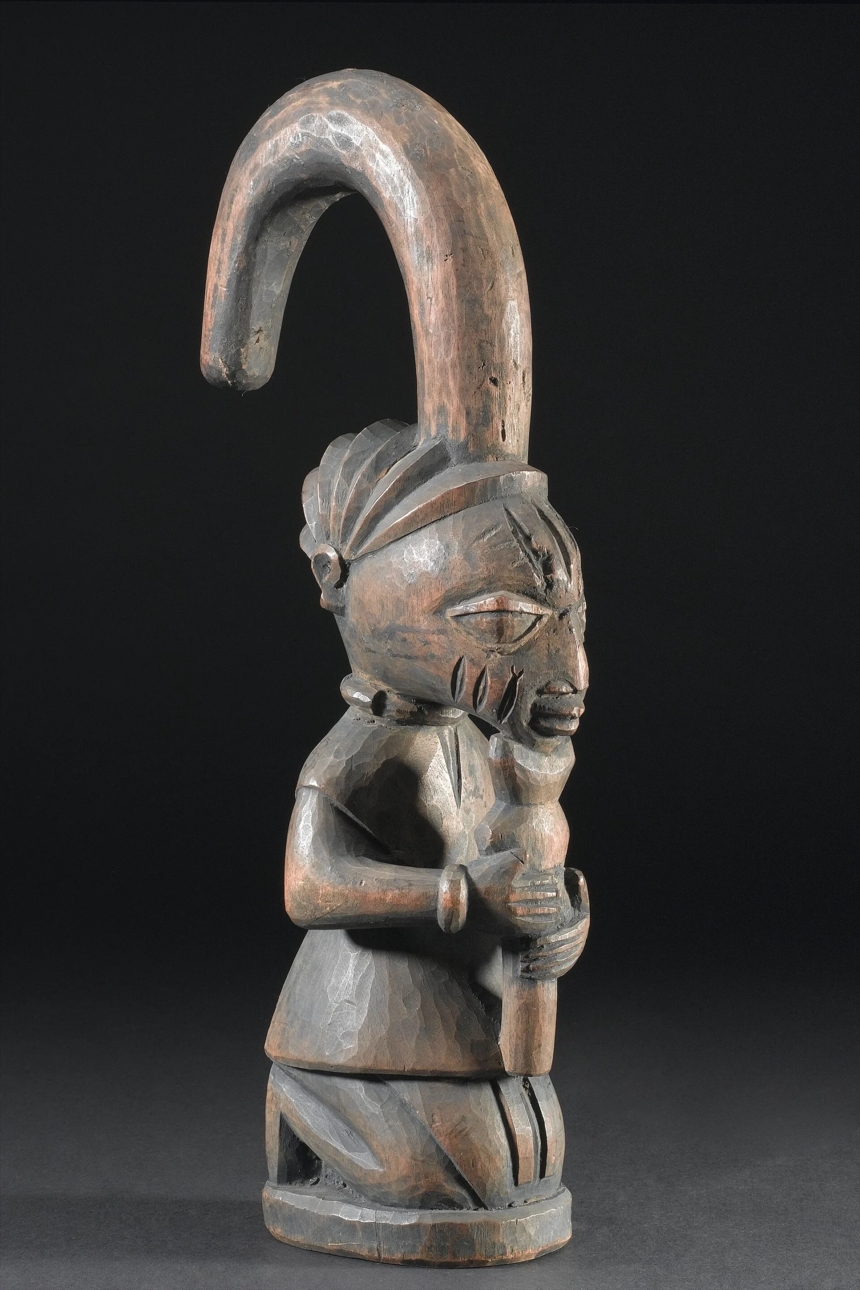 Figura ritual em madeira representando Exu, arte iorubá da Nigéria